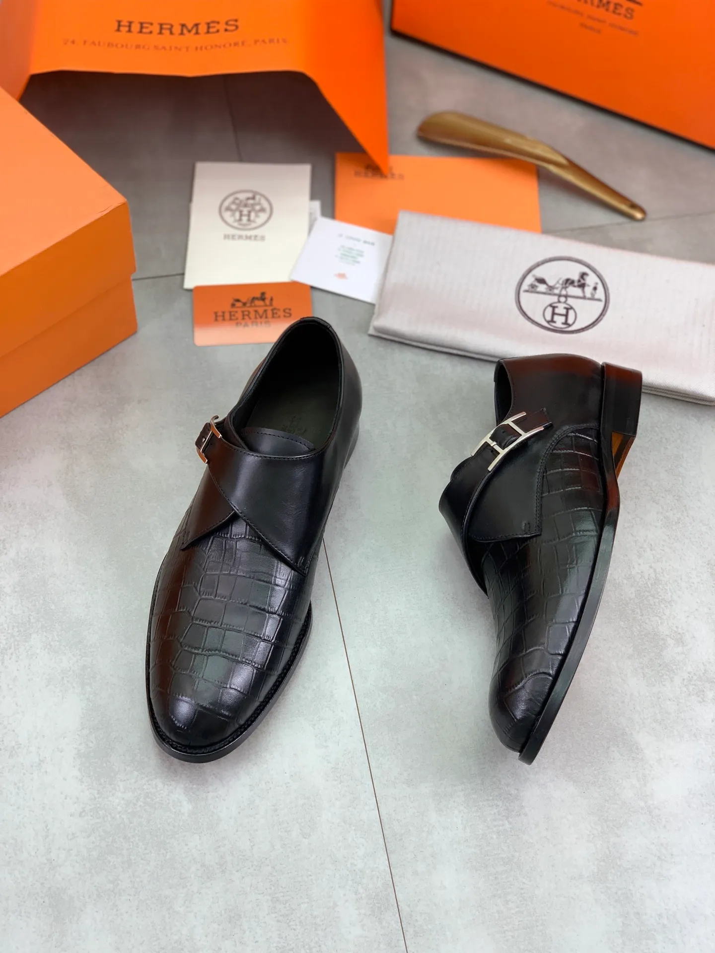 Factory price P940 💰💎💎💎 Original genuine leather outsole Brand: Hermès Grade: Same as the official website Original quality materials: Original soft calfskin Water-dyed cowhide lining Original Italian genuine leather outsole Style categories: Men's fashion Formal casual leather shoes Slip-on men's shoes series Young fashion European and American trends British style Code number: 39-45 (38.46 can be customized)